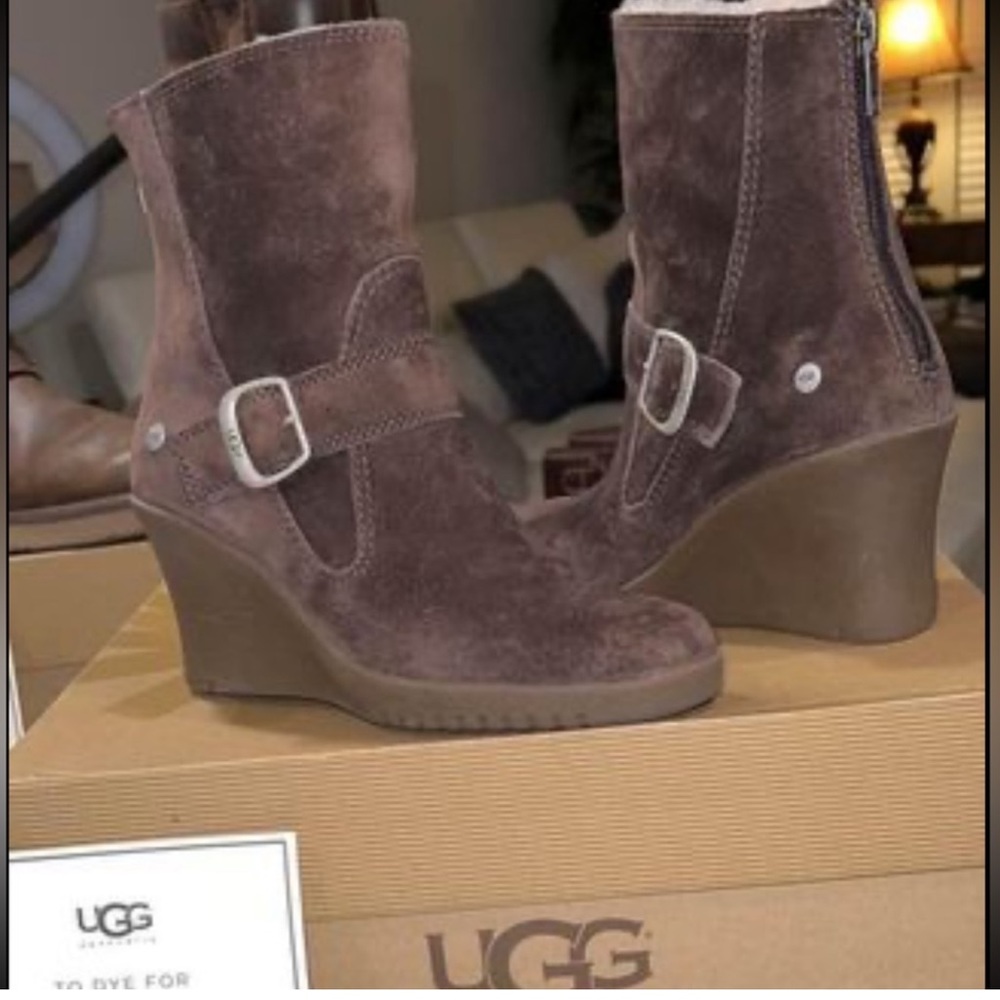 🎁 Sale 🎁 UGG Gissella Wedged Boots with box! Sz 6